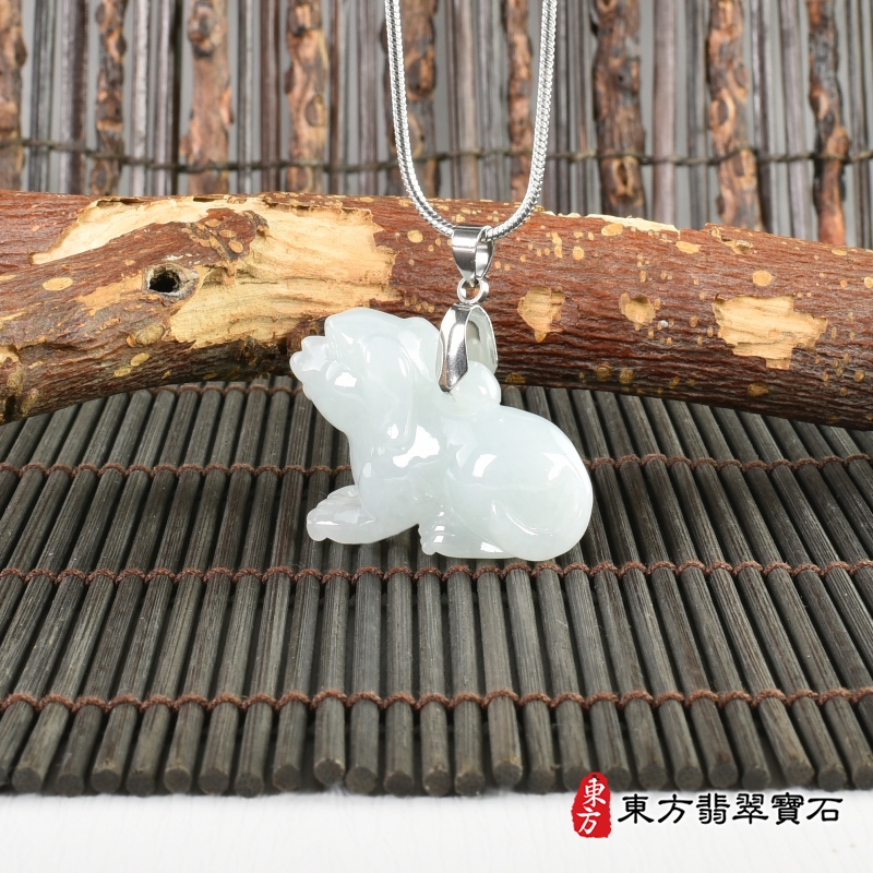 左側-翡翠狗項鍊玉珮（狗來富貴：狗牌A貨翡翠狗玉珮、緬甸玉狗玉墜、狗十二生肖項鍊）。淡綠色糯種狗，DO036。客製化訂做各種翡翠狗吊墜玉珮項鍊。★附A貨翡翠雙證書