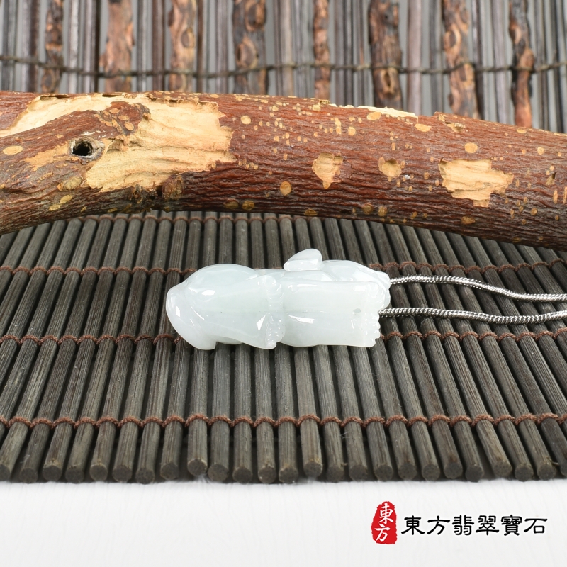 翡翠狗項鍊玉珮（狗來富貴：狗牌A貨翡翠狗玉珮、緬甸玉狗玉墜、狗十二生肖項鍊）。淡綠色糯種狗，DO036。客製化訂做各種翡翠狗吊墜玉珮項鍊。★附A貨翡翠雙證書