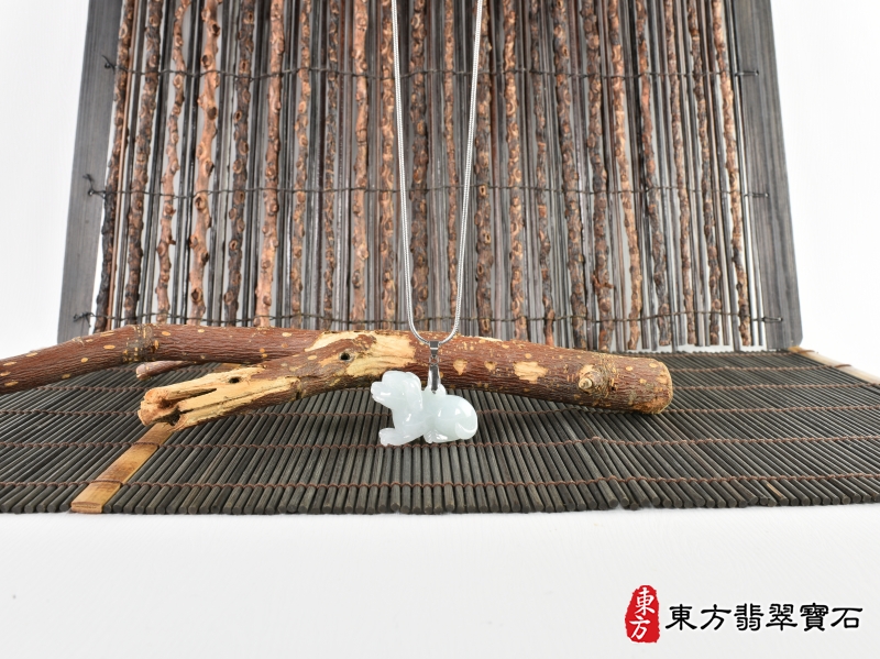 意境-翡翠狗項鍊玉珮（狗來富貴：狗牌A貨翡翠狗玉珮、緬甸玉狗玉墜、狗十二生肖項鍊）。淡綠色糯種狗，DO036。客製化訂做各種翡翠狗吊墜玉珮項鍊。★附A貨翡翠雙證書