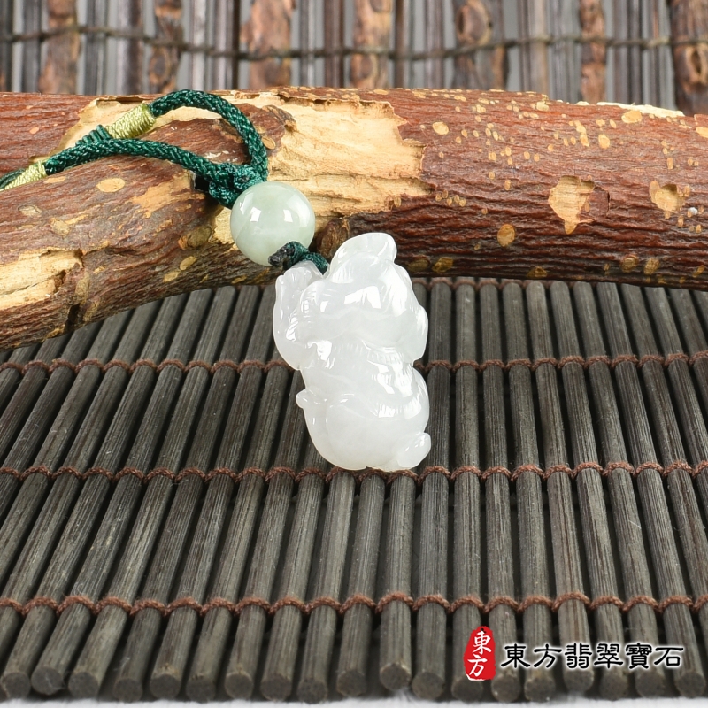 左側-翡翠狗項鍊玉珮（狗來富貴：狗牌A貨翡翠狗玉珮、緬甸玉狗玉墜、狗十二生肖項鍊）。淡綠色糯種狗，DO037。客製化訂做各種翡翠狗吊墜玉珮項鍊。★附A貨翡翠雙證書