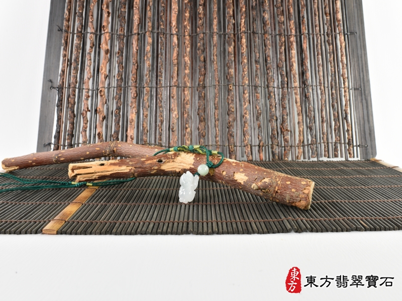 意境-翡翠狗項鍊玉珮（狗來富貴：狗牌A貨翡翠狗玉珮、緬甸玉狗玉墜、狗十二生肖項鍊）。淡綠色糯種狗，DO037。客製化訂做各種翡翠狗吊墜玉珮項鍊。★附A貨翡翠雙證書