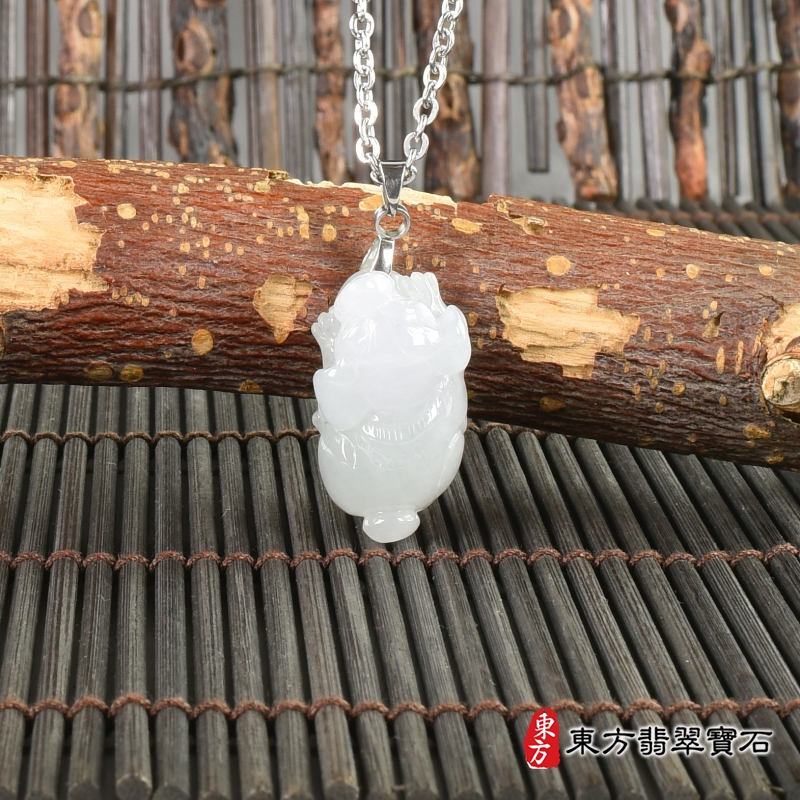 正面-翡翠狗項鍊玉珮（狗來富貴：狗牌A貨翡翠狗玉珮、緬甸玉狗玉墜、狗十二生肖項鍊）。淡綠色帶淡紫色微冰糯種狗，DO038。客製化訂做各種翡翠狗吊墜玉珮項鍊。★附A貨翡翠雙證書