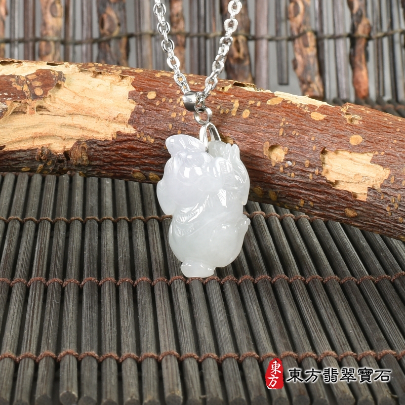 右側-翡翠狗項鍊玉珮（狗來富貴：狗牌A貨翡翠狗玉珮、緬甸玉狗玉墜、狗十二生肖項鍊）。淡綠色帶淡紫色微冰糯種狗，DO038。客製化訂做各種翡翠狗吊墜玉珮項鍊。★附A貨翡翠雙證書