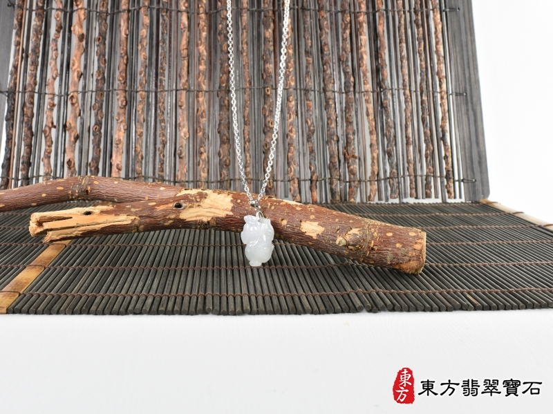 意境-翡翠狗項鍊玉珮（狗來富貴：狗牌A貨翡翠狗玉珮、緬甸玉狗玉墜、狗十二生肖項鍊）。淡綠色帶淡紫色微冰糯種狗，DO038。客製化訂做各種翡翠狗吊墜玉珮項鍊。★附A貨翡翠雙證書