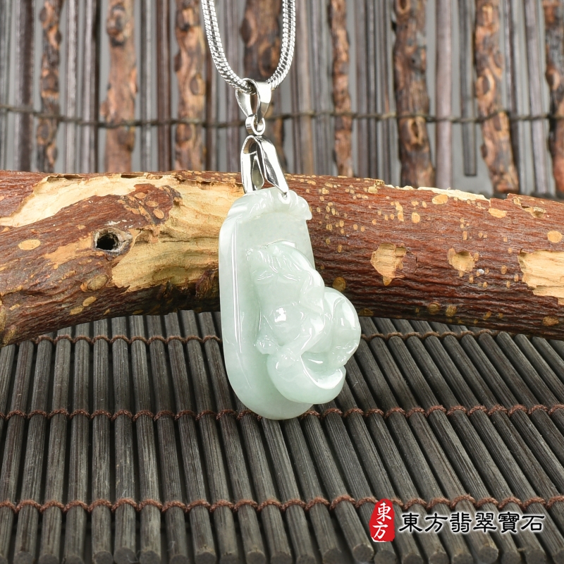 左側-翡翠狗項鍊玉珮（狗來富貴：狗牌A貨翡翠狗玉珮、緬甸玉狗玉墜、狗十二生肖項鍊）。淡綠色糯種狗，DO040。客製化訂做各種翡翠狗吊墜玉珮項鍊。★附A貨翡翠雙證書