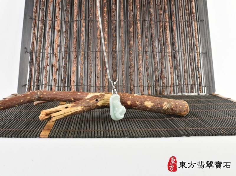意境-翡翠狗項鍊玉珮（狗來富貴：狗牌A貨翡翠狗玉珮、緬甸玉狗玉墜、狗十二生肖項鍊）。淡綠色糯種狗，DO040。客製化訂做各種翡翠狗吊墜玉珮項鍊。★附A貨翡翠雙證書