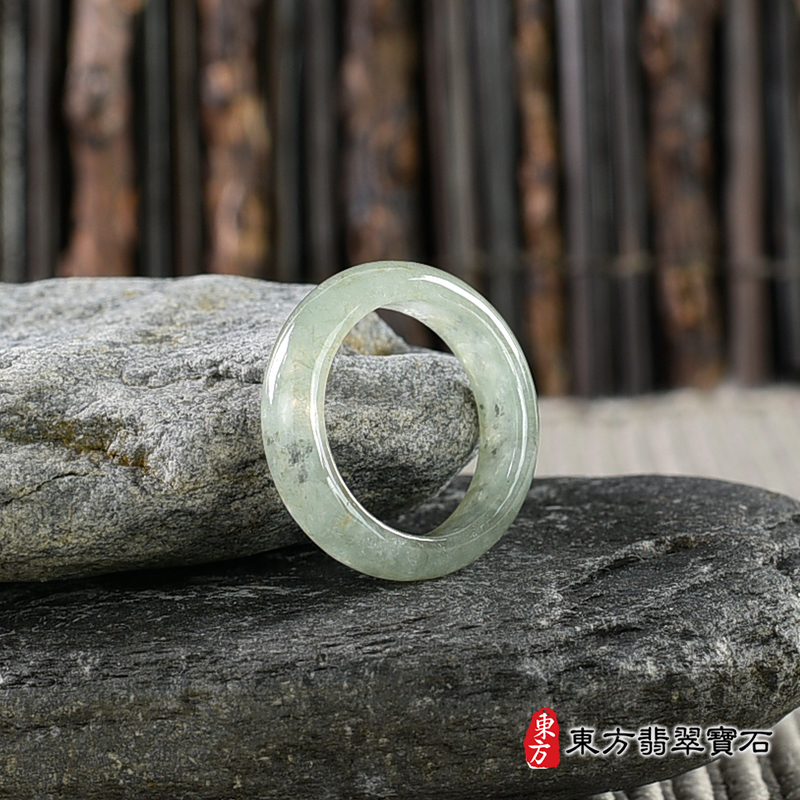 左側翡翠戒指（玉戒指、A貨翡翠戒指、緬甸玉戒指，版指戒，版戒指，結婚戒指、結婚對戒、 男女對戒）。綠色糯種翡翠戒指，國際圍13，RNG521。客製化訂做各種翡翠戒指吊墜玉珮項鍊。 ★附A貨翡翠雙證書