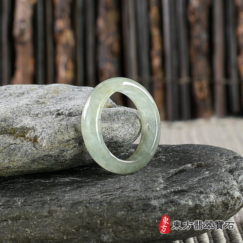 左側翡翠戒指（玉戒指、A貨翡翠戒指、緬甸玉戒指，版指戒，版戒指，結婚戒指、結婚對戒、 男女對戒）。綠色糯種翡翠戒指，國際圍13，RNG521。客製化訂做各種翡翠戒指吊墜玉珮項鍊。 ★附A貨翡翠雙證書