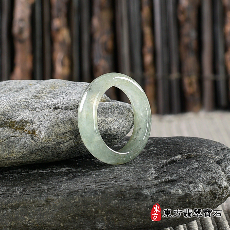 左側翡翠戒指（玉戒指、A貨翡翠戒指、緬甸玉戒指，版指戒，版戒指，結婚戒指、結婚對戒、 男女對戒）。綠色糯種翡翠戒指，國際圍13，RNG521。客製化訂做各種翡翠戒指吊墜玉珮項鍊。 ★附A貨翡翠雙證書