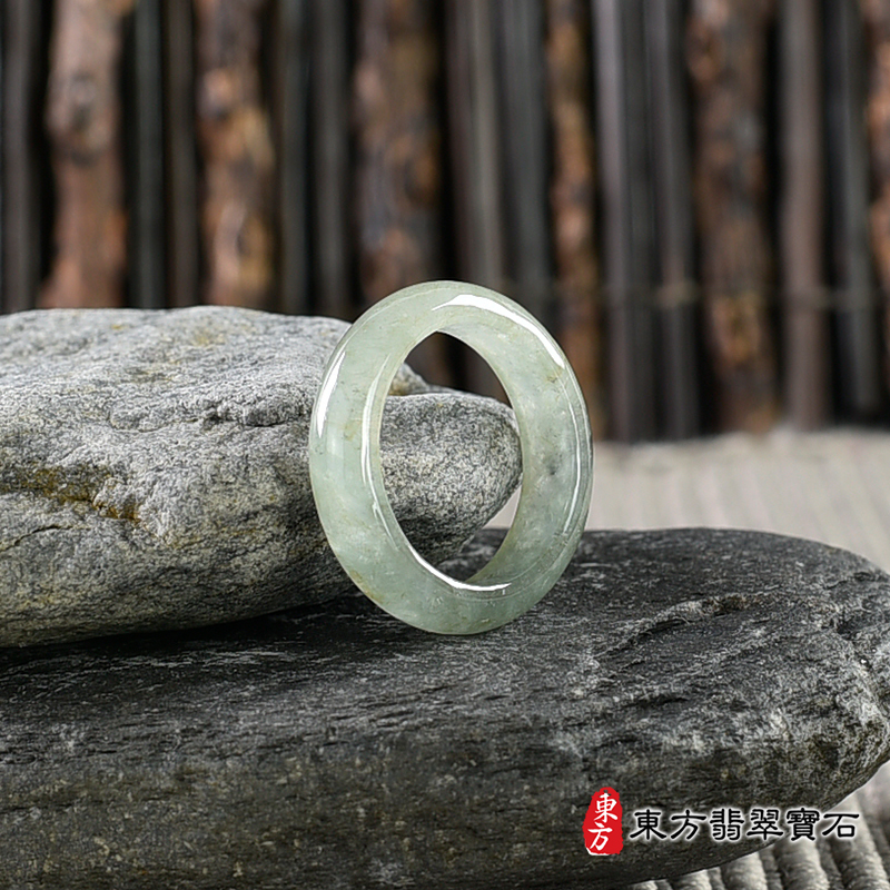 左側翡翠戒指（玉戒指、A貨翡翠戒指、緬甸玉戒指，版指戒，版戒指，結婚戒指、結婚對戒、 男女對戒）。綠色糯種翡翠戒指，國際圍13，RNG521。客製化訂做各種翡翠戒指吊墜玉珮項鍊。 ★附A貨翡翠雙證書