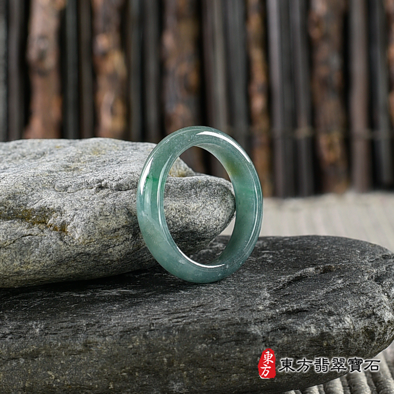 左側翡翠戒指（玉戒指、A貨翡翠戒指、緬甸玉戒指，版指戒，版戒指，結婚戒指、結婚對戒、男女對戒）。綠色糯種翡翠戒指，國際圍16，RNG525。客製化訂做各種翡翠戒指吊墜玉珮項鍊。★附A貨翡翠雙證書