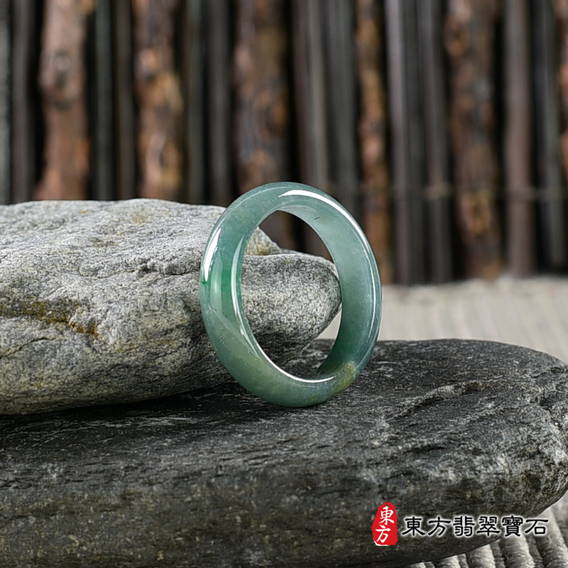 左側翡翠戒指（玉戒指、A貨翡翠戒指、緬甸玉戒指，版指戒，版戒指，結婚戒指、結婚對戒、男女對戒）。綠色糯種翡翠戒指，國際圍16，RNG525。客製化訂做各種翡翠戒指吊墜玉珮項鍊。★附A貨翡翠雙證書