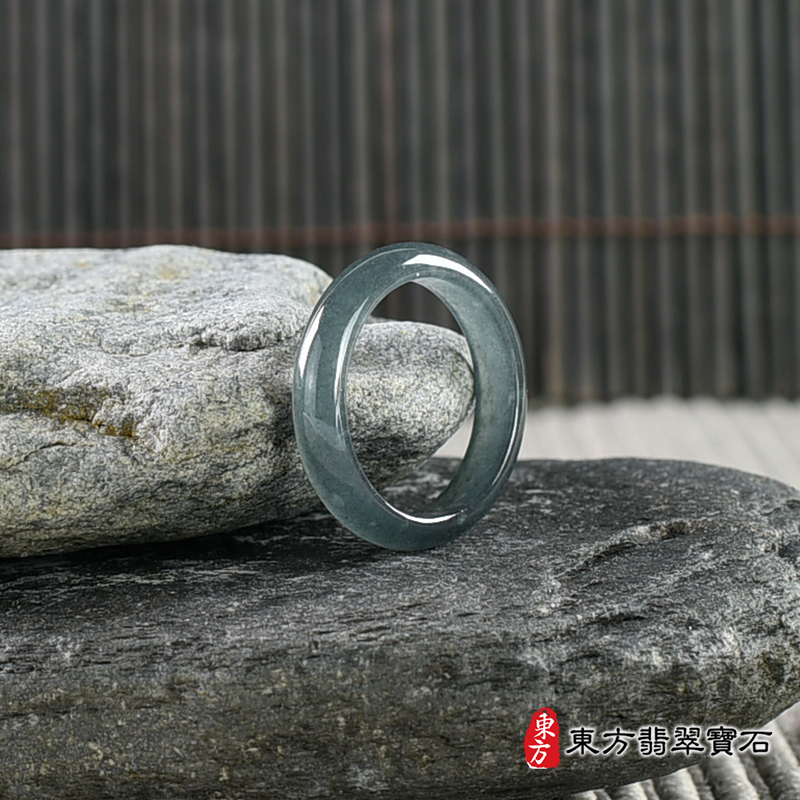 左側翡翠戒指（玉戒指、A貨翡翠戒指、緬甸玉戒指，版指戒，版戒指，結婚戒指、結婚對戒 、男女對戒）。綠色糯種翡翠戒指，國際圍13，RNG541。客製化訂做各種翡翠戒指吊墜玉珮項鍊。 ★附A貨翡翠雙證書