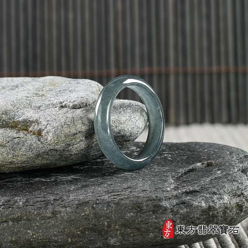 左側翡翠戒指（玉戒指、A貨翡翠戒指、緬甸玉戒指，版指戒，版戒指，結婚戒指、結婚對戒 、男女對戒）。綠色糯種翡翠戒指，國際圍13，RNG541。客製化訂做各種翡翠戒指吊墜玉珮項鍊。 ★附A貨翡翠雙證書