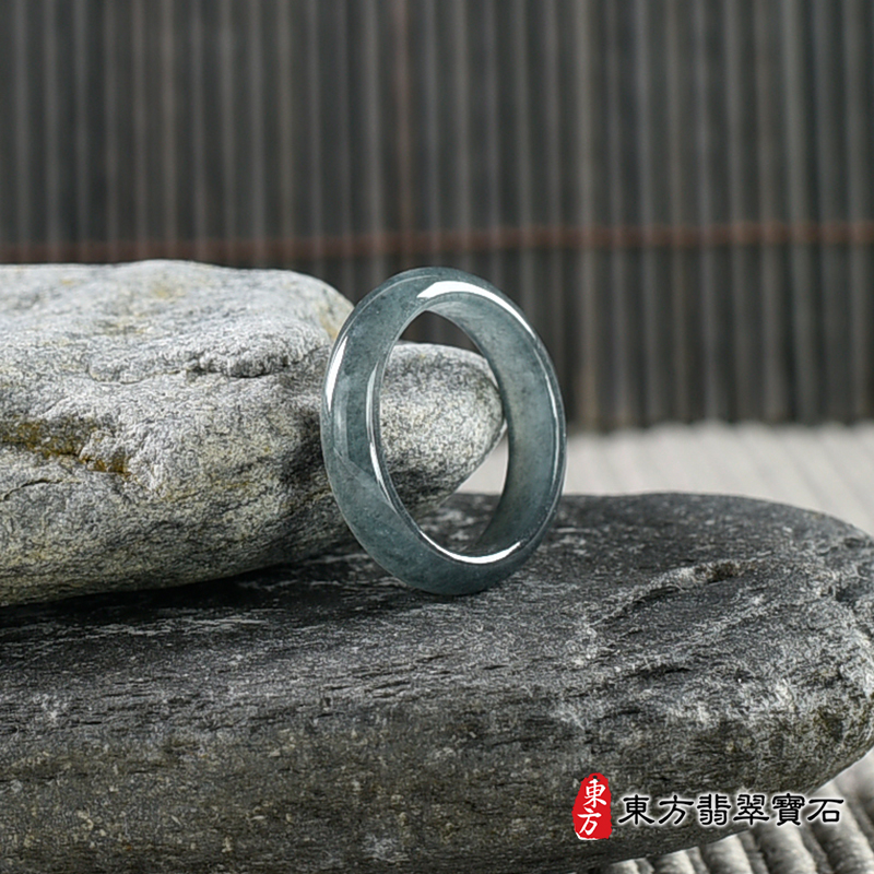 左側翡翠戒指（玉戒指、A貨翡翠戒指、緬甸玉戒指，版指戒，版戒指，結婚戒指、結婚對戒 、男女對戒）。綠色糯種翡翠戒指，國際圍12，RNG563。客製化訂做各種翡翠戒指吊墜玉珮項鍊。 ★附A貨翡翠雙證書