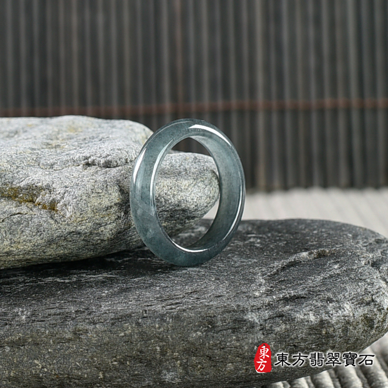 左側翡翠戒指（玉戒指、A貨翡翠戒指、緬甸玉戒指，版指戒，版戒指，結婚戒指、結婚對戒 、男女對戒）。綠色糯種翡翠戒指，國際圍12，RNG563。客製化訂做各種翡翠戒指吊墜玉珮項鍊。 ★附A貨翡翠雙證書