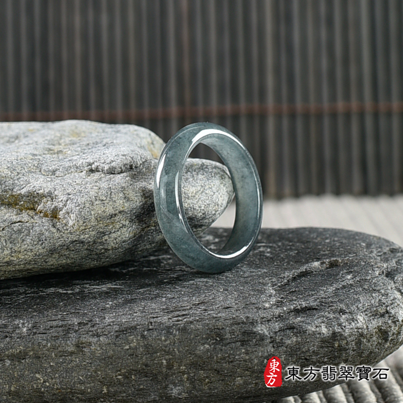 左側翡翠戒指（玉戒指、A貨翡翠戒指、緬甸玉戒指，版指戒，版戒指，結婚戒指、結婚對戒 、男女對戒）。綠色糯種翡翠戒指，國際圍12，RNG563。客製化訂做各種翡翠戒指吊墜玉珮項鍊。 ★附A貨翡翠雙證書
