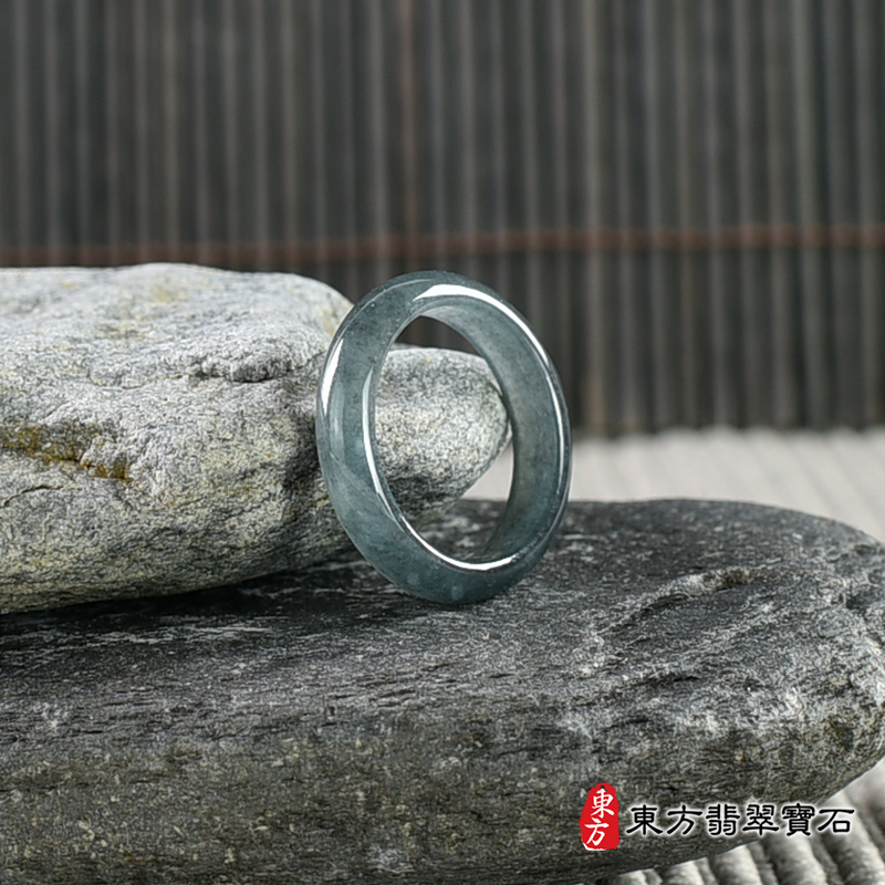 左側翡翠戒指（玉戒指、A貨翡翠戒指、緬甸玉戒指，版指戒，版戒指，結婚戒指、結婚對戒 、男女對戒）。綠色糯種翡翠戒指，國際圍12，RNG563。客製化訂做各種翡翠戒指吊墜玉珮項鍊。 ★附A貨翡翠雙證書