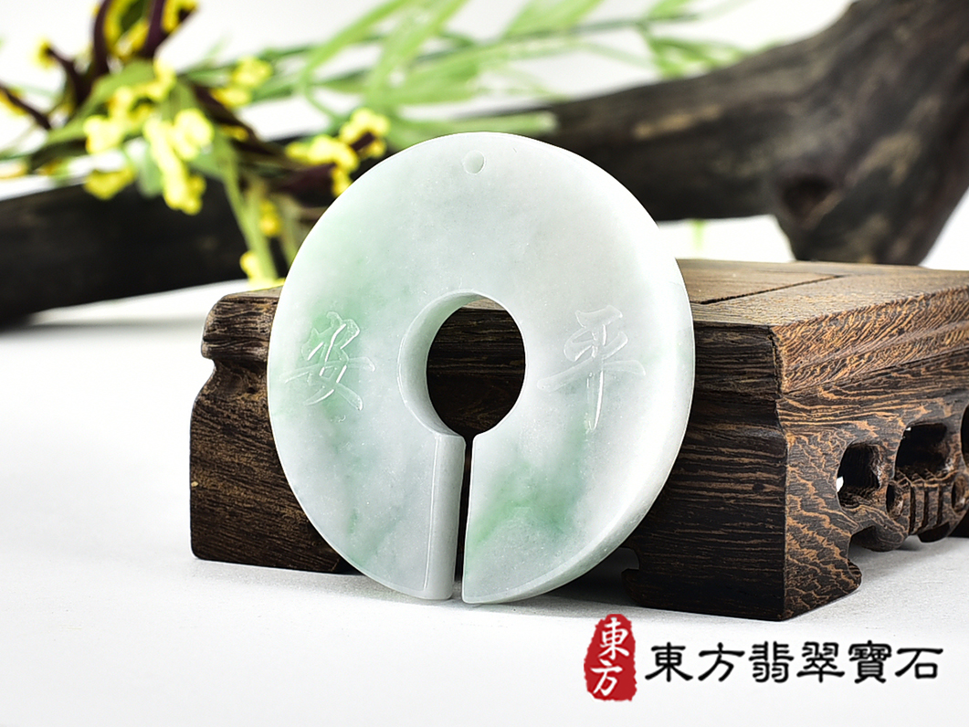 (已售出勿下標,可訂做)翡翠平安無事牌項鍊玉珮(平安無事牌:平安無事牌A貨翡翠平安無事牌玉珮、緬甸玉平安無事牌玉墜)。淡綠色糯種平安無事牌,FP065。客製化訂做各種翡翠平安無事牌吊墜玉珮項鍊。★附A貨翡翠雙證書 1.jpg