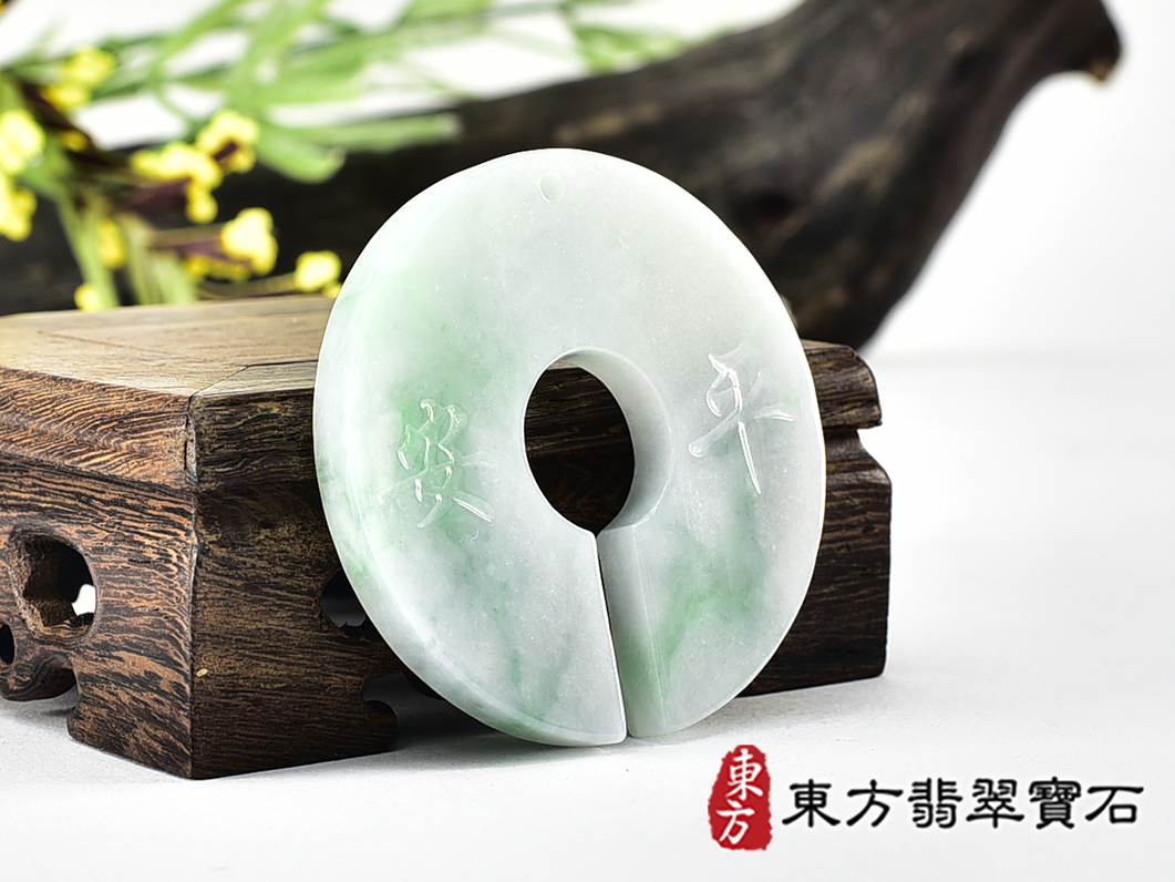 (已售出勿下標,可訂做)翡翠平安無事牌項鍊玉珮(平安無事牌:平安無事牌A貨翡翠平安無事牌玉珮、緬甸玉平安無事牌玉墜)。淡綠色糯種平安無事牌,FP065。客製化訂做各種翡翠平安無事牌吊墜玉珮項鍊。★附A貨翡翠雙證書 2.jpg