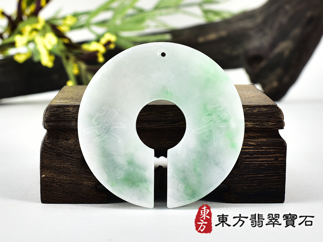 (已售出勿下標,可訂做)翡翠平安無事牌項鍊玉珮(平安無事牌:平安無事牌A貨翡翠平安無事牌玉珮、緬甸玉平安無事牌玉墜)。淡綠色糯種平安無事牌,FP065。客製化訂做各種翡翠平安無事牌吊墜玉珮項鍊。★附A貨翡翠雙證書 4.jpg