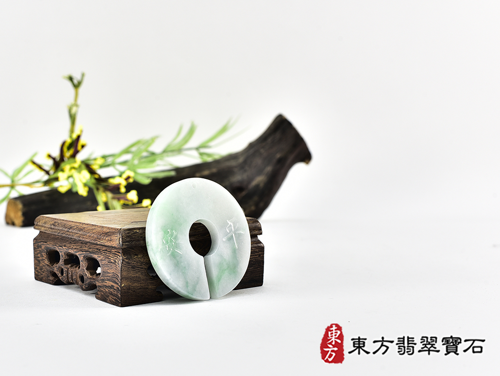 (已售出勿下標,可訂做)翡翠平安無事牌項鍊玉珮(平安無事牌:平安無事牌A貨翡翠平安無事牌玉珮、緬甸玉平安無事牌玉墜)。淡綠色糯種平安無事牌,FP065。客製化訂做各種翡翠平安無事牌吊墜玉珮項鍊。★附A貨翡翠雙證書 6.jpg