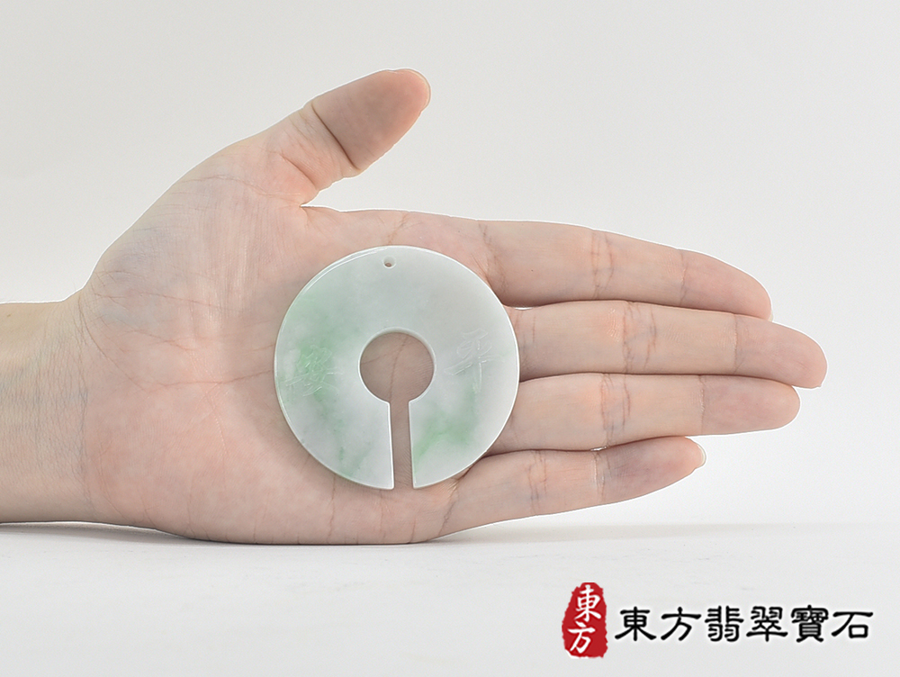 (已售出勿下標,可訂做)翡翠平安無事牌項鍊玉珮(平安無事牌:平安無事牌A貨翡翠平安無事牌玉珮、緬甸玉平安無事牌玉墜)。淡綠色糯種平安無事牌,FP065。客製化訂做各種翡翠平安無事牌吊墜玉珮項鍊。★附A貨翡翠雙證書 7.jpg