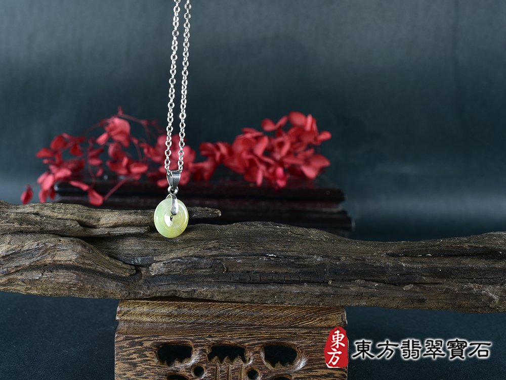 翡翠平安扣項鍊玉珮(平安富貴:平安扣牌A貨翡翠平安扣玉珮、緬甸玉平安扣玉墜)。淺綠帶褐黃色糯種平安扣,PN798。客製化訂做各種翡翠平安扣吊墜玉珮項鍊。★附A貨翡翠雙證書 11.jpg