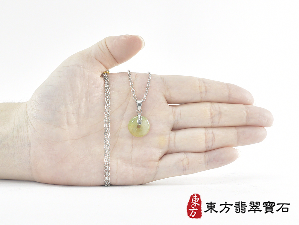 翡翠平安扣項鍊玉珮(平安富貴:平安扣牌A貨翡翠平安扣玉珮、緬甸玉平安扣玉墜)。淺綠帶褐黃色糯種平安扣,PN798。客製化訂做各種翡翠平安扣吊墜玉珮項鍊。★附A貨翡翠雙證書 12.jpg