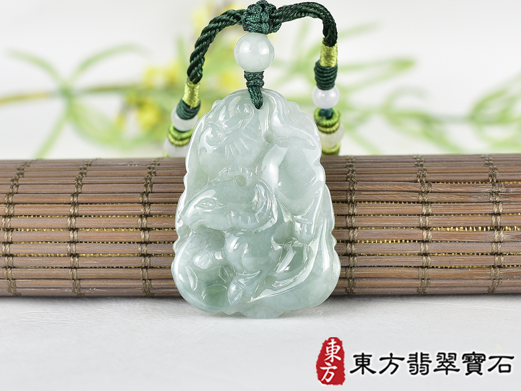 翡翠牛項鍊玉珮(牛運乾坤:牛牌A貨翡翠牛玉珮、緬甸玉牛玉墜、牛十二生肖項鍊)。綠糯豆種牛,CO068。客製化訂做各種翡翠牛吊墜玉珮項鍊。★附A貨翡翠雙證書 0.jpg