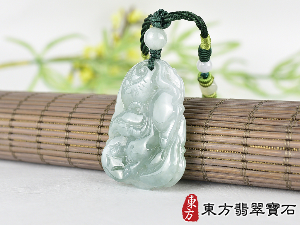 翡翠牛項鍊玉珮(牛運乾坤:牛牌A貨翡翠牛玉珮、緬甸玉牛玉墜、牛十二生肖項鍊)。綠糯豆種牛,CO068。客製化訂做各種翡翠牛吊墜玉珮項鍊。★附A貨翡翠雙證書 1.jpg