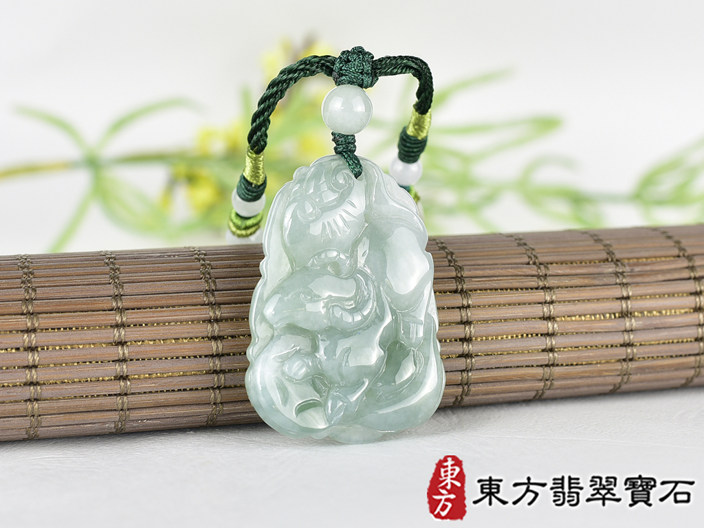 翡翠牛項鍊玉珮(牛運乾坤:牛牌A貨翡翠牛玉珮、緬甸玉牛玉墜、牛十二生肖項鍊)。綠糯豆種牛,CO068。客製化訂做各種翡翠牛吊墜玉珮項鍊。★附A貨翡翠雙證書 2.jpg
