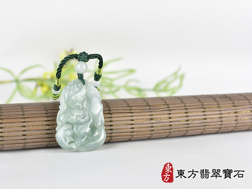 翡翠牛項鍊玉珮(牛運乾坤:牛牌A貨翡翠牛玉珮、緬甸玉牛玉墜、牛十二生肖項鍊)。綠糯豆種牛,CO068。客製化訂做各種翡翠牛吊墜玉珮項鍊。★附A貨翡翠雙證書 4.jpg