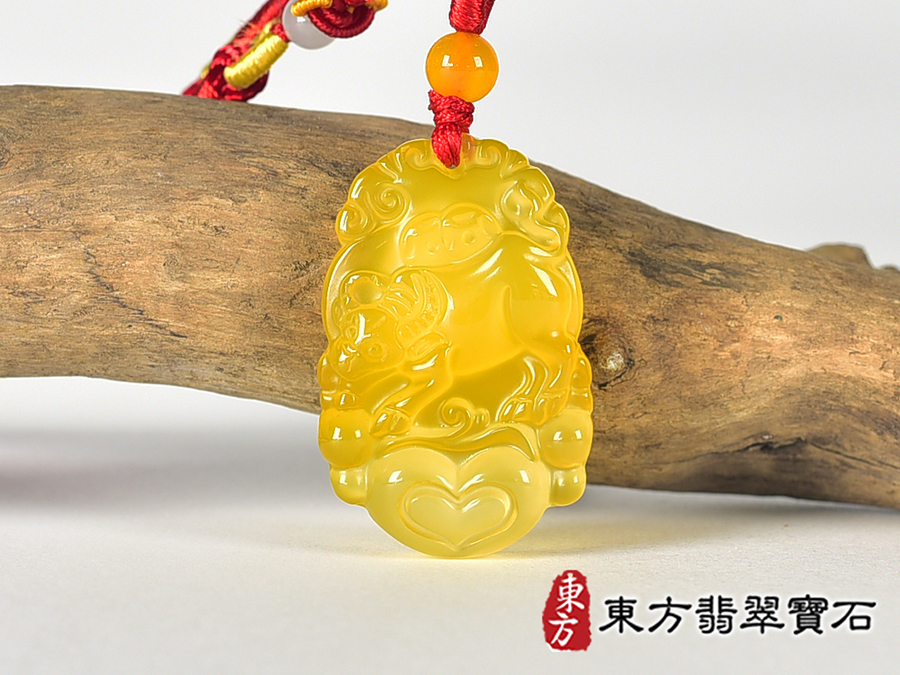 瑪瑙牛項鍊玉珮(牛運亨通:牛牌瑪瑙牛玉珮、玉髓牛玉墜,牛十二生肖項鍊)。瑪瑙玉髓牛,CO071。客製化訂做各種瑪瑙玉髓牛吊墜玉珮項鍊。★東方翡翠寶石保證卡 0.jpg