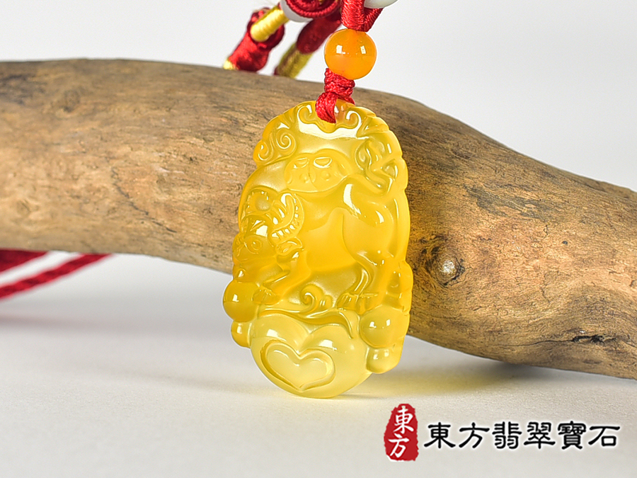 瑪瑙牛項鍊玉珮(牛運亨通:牛牌瑪瑙牛玉珮、玉髓牛玉墜,牛十二生肖項鍊)。瑪瑙玉髓牛,CO071。客製化訂做各種瑪瑙玉髓牛吊墜玉珮項鍊。★東方翡翠寶石保證卡 1.jpg
