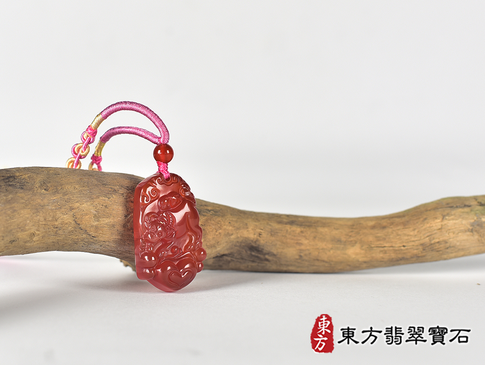 瑪瑙牛項鍊玉珮(牛運亨通:牛牌瑪瑙牛玉珮、玉髓牛玉墜,牛十二生肖項鍊)。瑪瑙玉髓牛,CO073。客製化訂做各種瑪瑙玉髓牛吊墜玉珮項鍊。★東方翡翠寶石保證卡 4.jpg