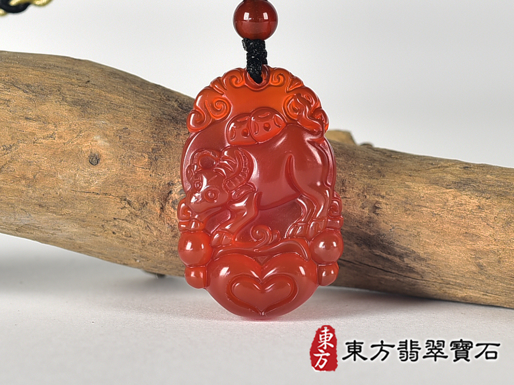 瑪瑙牛項鍊玉珮(牛運亨通:牛牌瑪瑙牛玉珮、玉髓牛玉墜,牛十二生肖項鍊)。瑪瑙玉髓牛,CO074。客製化訂做各種瑪瑙玉髓牛吊墜玉珮項鍊。★東方翡翠寶石保證卡 0.jpg