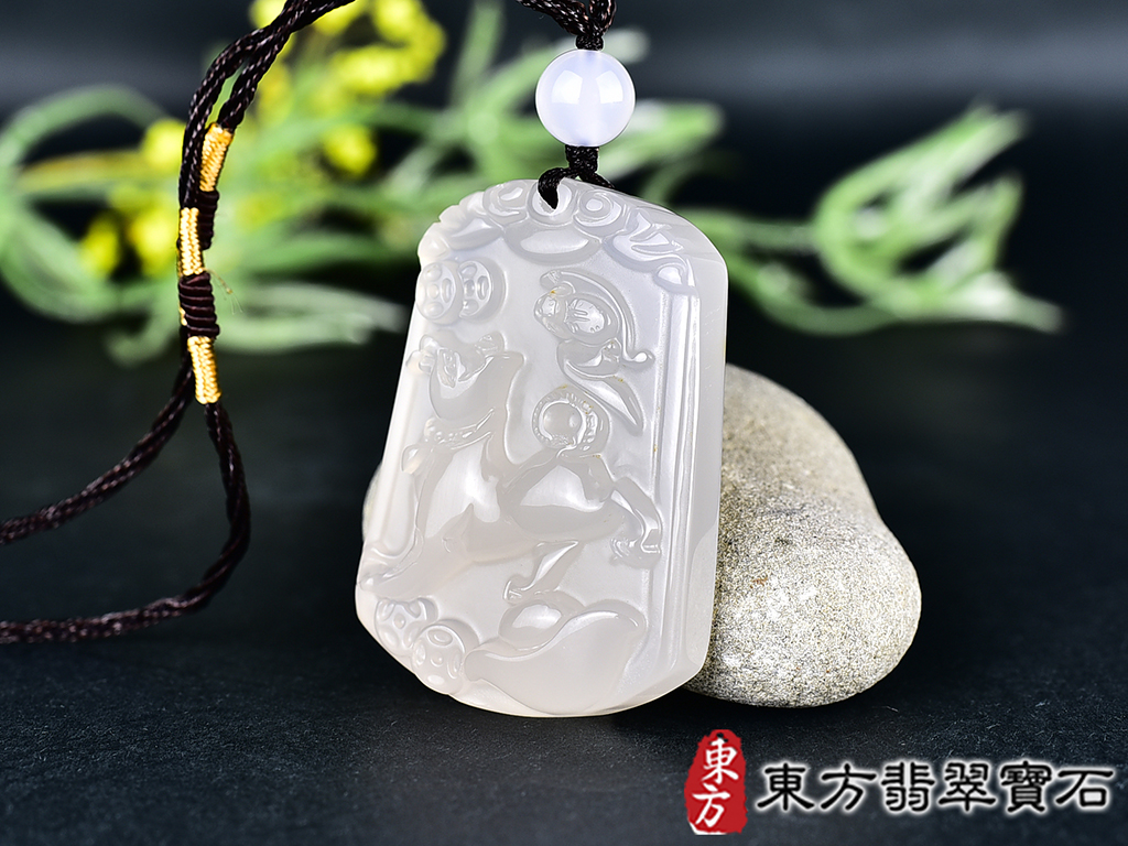 瑪瑙狗項鍊玉珮(狗來富貴帶如意:狗牌瑪瑙狗玉珮、玉髓狗玉墜、狗十二生肖項鍊)。瑪瑙玉髓狗,DO051。客製化訂做各種瑪瑙玉髓狗吊墜玉珮項鍊。★附東方翡翠寶石保證卡 1.jpg