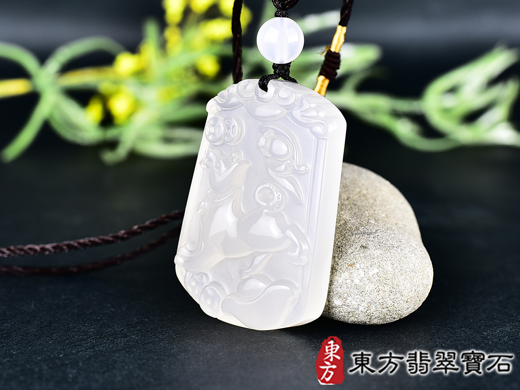 瑪瑙狗項鍊玉珮(狗來富貴帶如意:狗牌瑪瑙狗玉珮、玉髓狗玉墜、狗十二生肖項鍊)。瑪瑙玉髓狗,DO052。客製化訂做各種瑪瑙玉髓狗吊墜玉珮項鍊。★附東方翡翠寶石保證卡 1.jpg