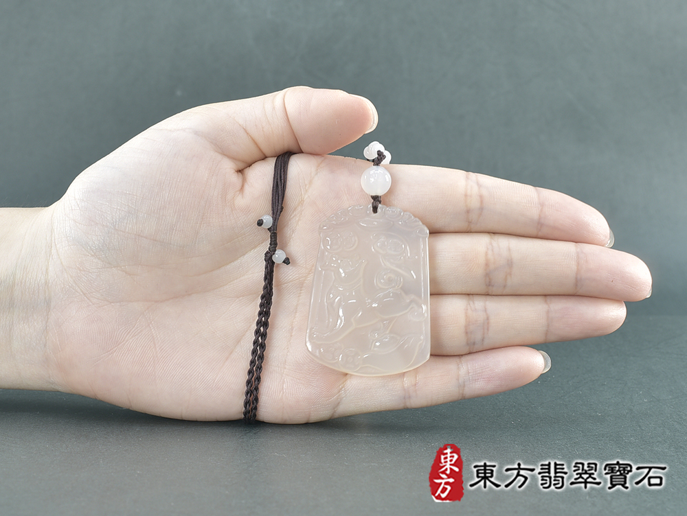 瑪瑙狗項鍊玉珮(狗來富貴帶如意:狗牌瑪瑙狗玉珮、玉髓狗玉墜、狗十二生肖項鍊)。瑪瑙玉髓狗,DO053。客製化訂做各種瑪瑙玉髓狗吊墜玉珮項鍊。★附東方翡翠寶石保證卡 5.jpg