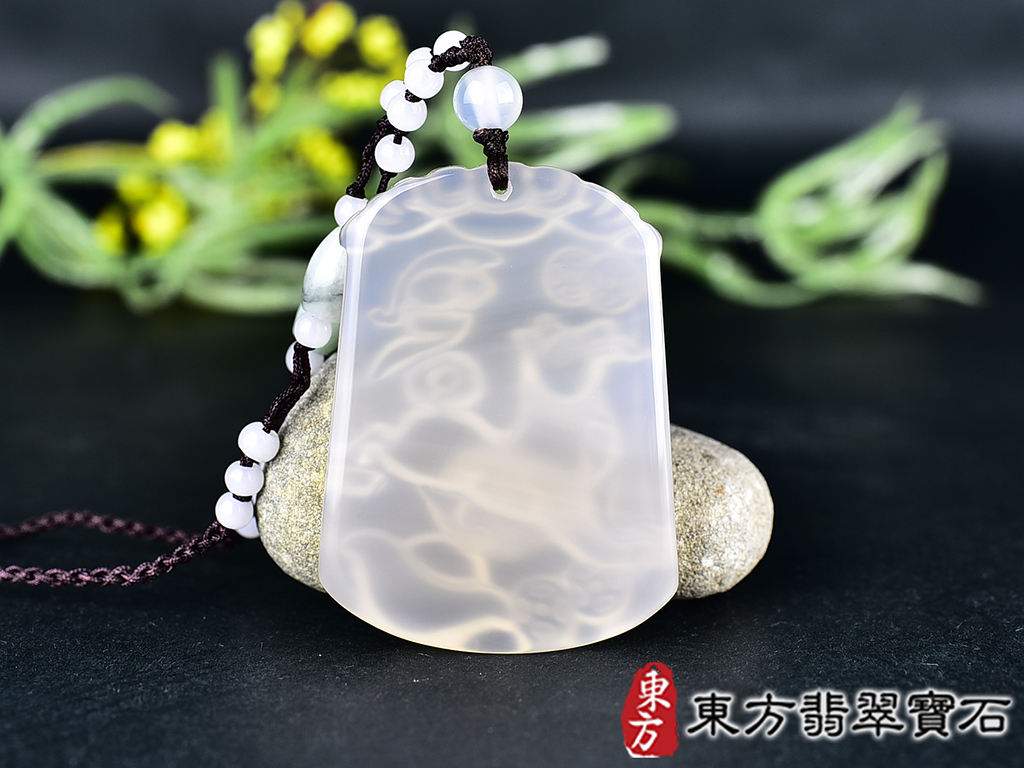 瑪瑙狗項鍊玉珮(狗來富貴帶如意:狗牌瑪瑙狗玉珮、玉髓狗玉墜、狗十二生肖項鍊)。瑪瑙玉髓狗,DO054。客製化訂做各種瑪瑙玉髓狗吊墜玉珮項鍊。★附東方翡翠寶石保證卡 3.jpg