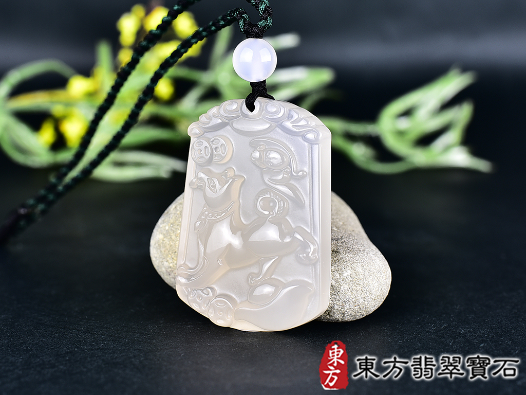 瑪瑙狗項鍊玉珮(狗來富貴帶如意:狗牌瑪瑙狗玉珮、玉髓狗玉墜、狗十二生肖項鍊)。瑪瑙玉髓狗,DO055。客製化訂做各種瑪瑙玉髓狗吊墜玉珮項鍊。★附東方翡翠寶石保證卡 1.jpg