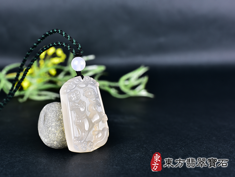 瑪瑙狗項鍊玉珮(狗來富貴帶如意:狗牌瑪瑙狗玉珮、玉髓狗玉墜、狗十二生肖項鍊)。瑪瑙玉髓狗,DO055。客製化訂做各種瑪瑙玉髓狗吊墜玉珮項鍊。★附東方翡翠寶石保證卡 4.jpg