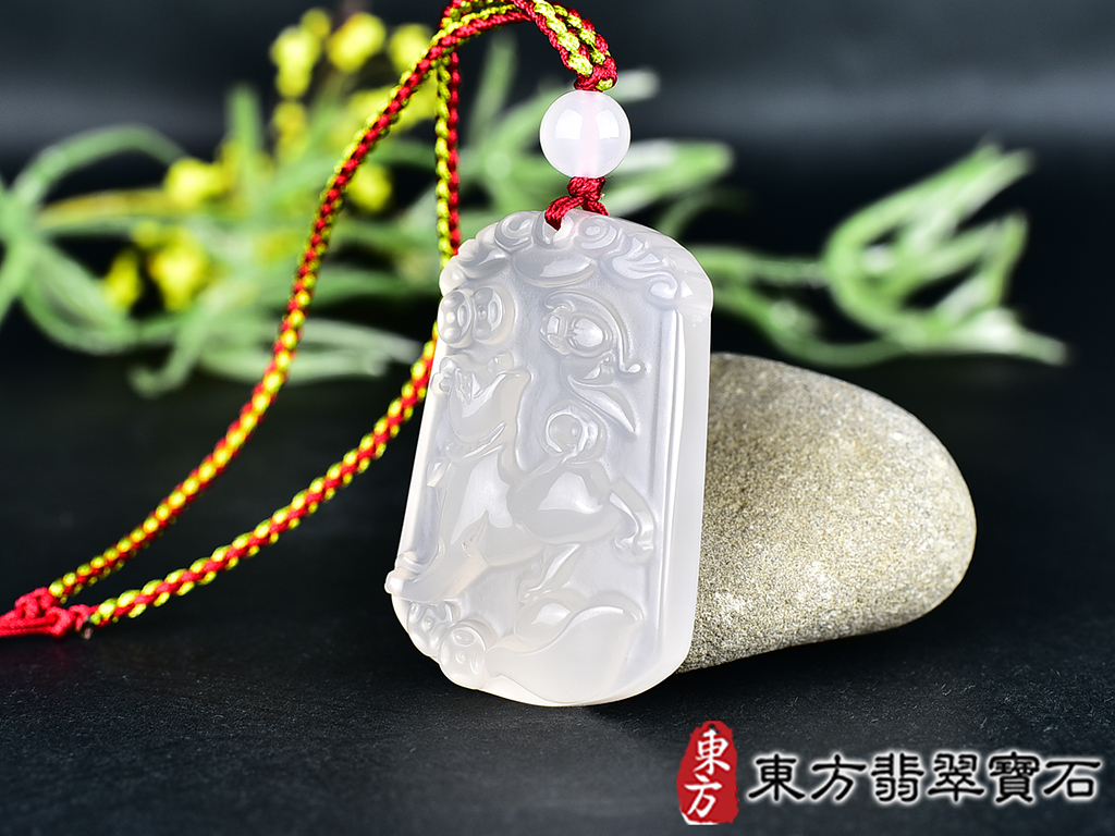 瑪瑙狗項鍊玉珮(狗來富貴帶如意:狗牌瑪瑙狗玉珮、玉髓狗玉墜、狗十二生肖項鍊)。瑪瑙玉髓狗,DO056。客製化訂做各種瑪瑙玉髓狗吊墜玉珮項鍊。★附東方翡翠寶石保證卡 1.jpg