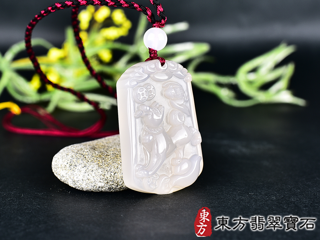 瑪瑙狗項鍊玉珮(狗來富貴帶如意:狗牌瑪瑙狗玉珮、玉髓狗玉墜、狗十二生肖項鍊)。瑪瑙玉髓狗,DO058。客製化訂做各種瑪瑙玉髓狗吊墜玉珮項鍊。★附東方翡翠寶石保證卡 2.jpg