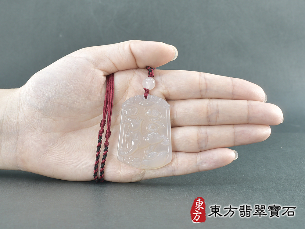 瑪瑙狗項鍊玉珮(狗來富貴帶如意:狗牌瑪瑙狗玉珮、玉髓狗玉墜、狗十二生肖項鍊)。瑪瑙玉髓狗,DO058。客製化訂做各種瑪瑙玉髓狗吊墜玉珮項鍊。★附東方翡翠寶石保證卡 5.jpg