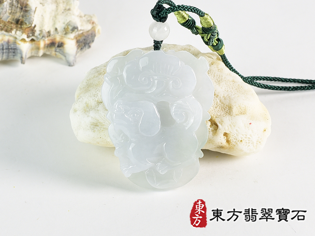 翡翠狗項鍊玉珮(狗來富貴:狗牌A貨翡翠狗玉珮、緬甸玉狗玉墜、狗十二生肖項鍊)。淡綠色糯種狗,DO062。客製化訂做各種翡翠狗吊墜玉珮項鍊。★附A貨翡翠雙證書 0.jpg