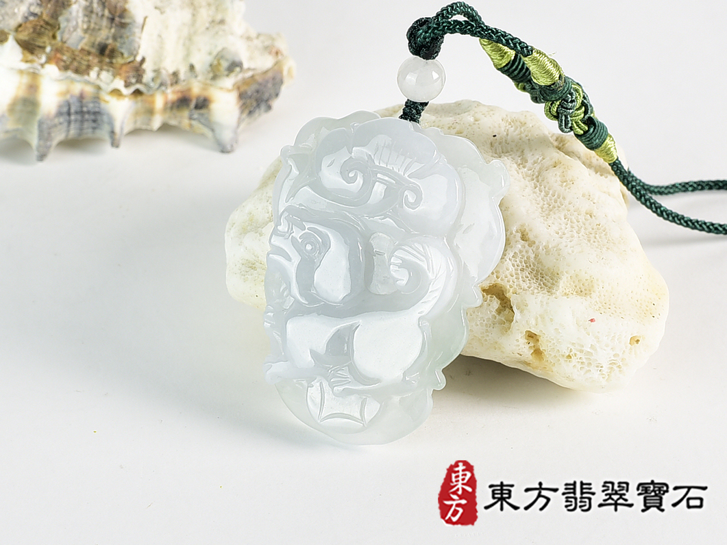 翡翠狗項鍊玉珮(狗來富貴:狗牌A貨翡翠狗玉珮、緬甸玉狗玉墜、狗十二生肖項鍊)。淡綠色糯種狗,DO062。客製化訂做各種翡翠狗吊墜玉珮項鍊。★附A貨翡翠雙證書 1.jpg