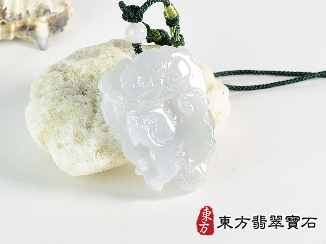 翡翠狗項鍊玉珮(狗來富貴:狗牌A貨翡翠狗玉珮、緬甸玉狗玉墜、狗十二生肖項鍊)。淡綠色糯種狗,DO062。客製化訂做各種翡翠狗吊墜玉珮項鍊。★附A貨翡翠雙證書 2.jpg