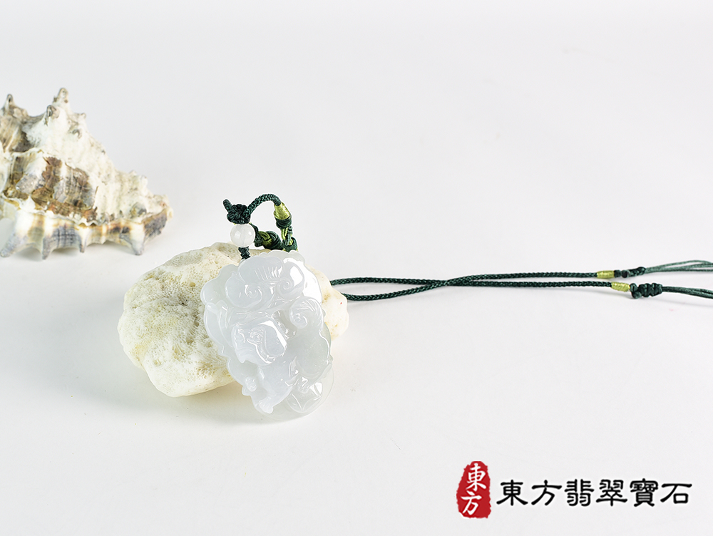 翡翠狗項鍊玉珮(狗來富貴:狗牌A貨翡翠狗玉珮、緬甸玉狗玉墜、狗十二生肖項鍊)。淡綠色糯種狗,DO062。客製化訂做各種翡翠狗吊墜玉珮項鍊。★附A貨翡翠雙證書 4.jpg